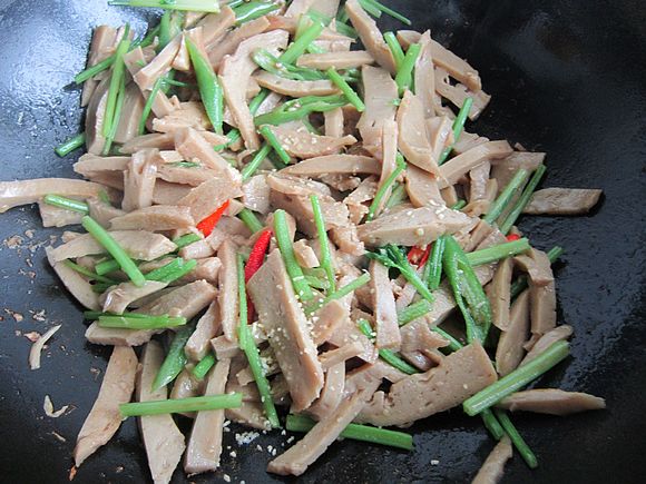 雙椒炒面筋的做法-家常味炒菜譜-易網(wǎng)健康養(yǎng)生網(wǎng) 雙椒炒面筋的做法-家常味炒菜譜