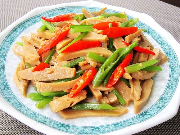 雙椒炒面筋的做法-家常味炒菜譜-易網(wǎng)健康養(yǎng)生網(wǎng) 雙椒炒面筋的做法-家常味炒菜譜