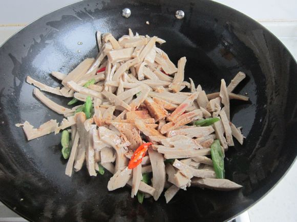 雙椒炒面筋的做法-家常味炒菜譜-易網(wǎng)健康養(yǎng)生網(wǎng) 雙椒炒面筋的做法-家常味炒菜譜