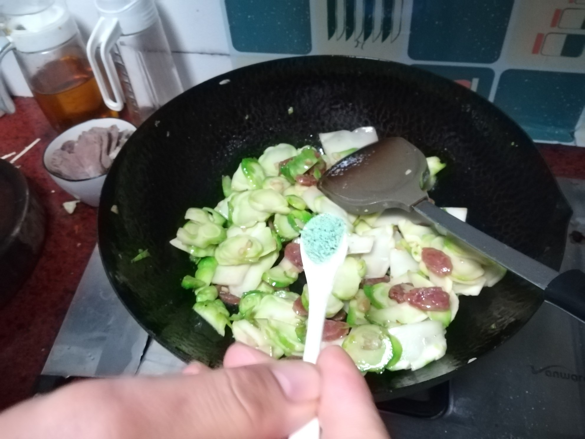 臘腸炒兒菜的做法-咸鮮味炒菜譜