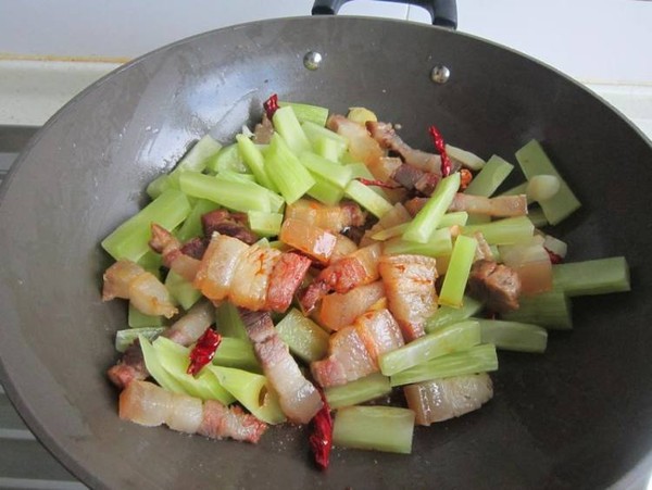 萵筍燜臘肉的做法-家常味燜菜譜