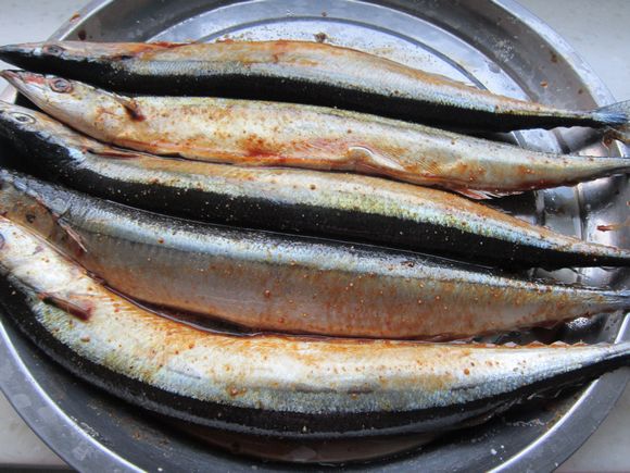 孜然烤秋刀魚的做法-家常味烤菜譜