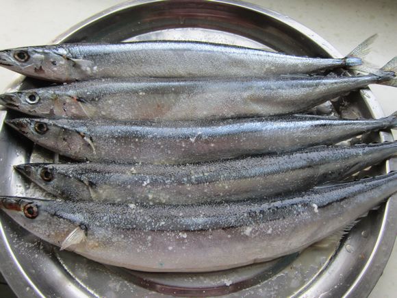 孜然烤秋刀魚的做法-家常味烤菜譜