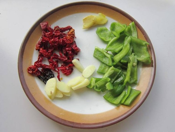 萵筍燜臘肉的做法-家常味燜菜譜