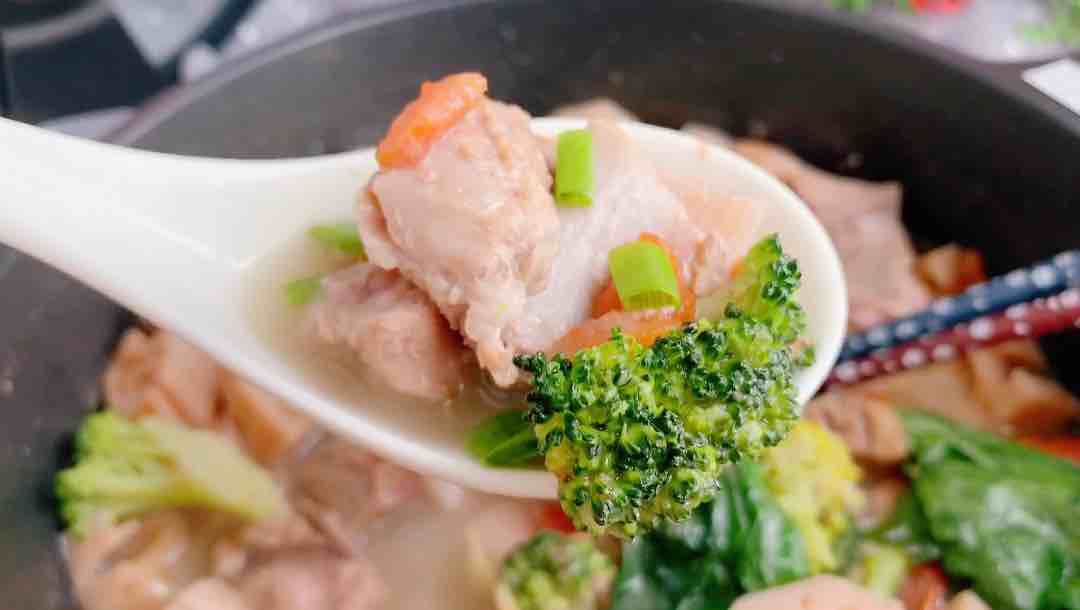 蓮藕燉排骨的做法-家常味燉菜譜-易網(wǎng)健康養(yǎng)生網(wǎng) 蓮藕燉排骨的做法-家常味燉菜譜