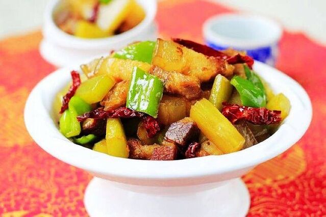 萵筍燜臘肉的做法-家常味燜菜譜