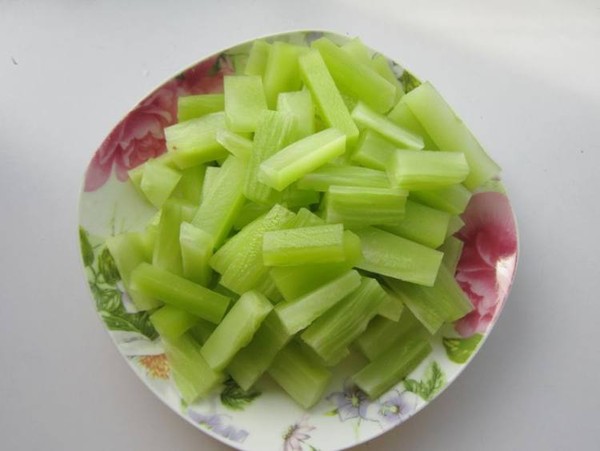 萵筍燜臘肉的做法-家常味燜菜譜