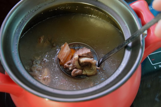 蓮藕墨魚筒骨湯的做法-家常味煲菜譜