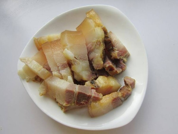 萵筍燜臘肉的做法-家常味燜菜譜