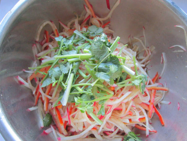 香菜拌紅蘿卜的做法-家常味拌菜譜