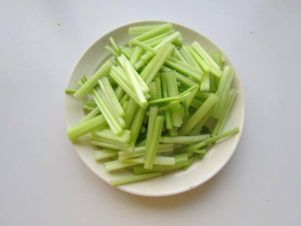 毛芹菜炒鹵豬耳朵的做法-家常味炒菜譜