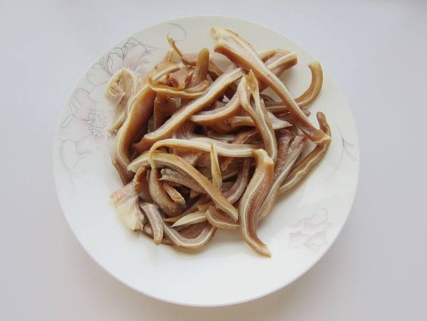 毛芹菜炒鹵豬耳朵的做法-家常味炒菜譜