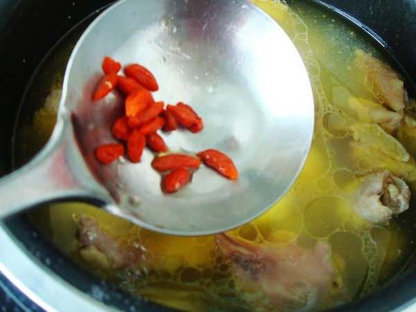 電飯煲荸薺燉雞的做法-家常味燉菜譜