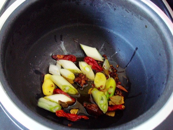 電飯煲燜雞爪的做法-麻辣味燜菜譜