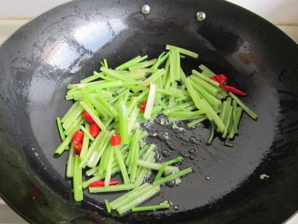 毛芹菜炒鹵豬耳朵的做法-家常味炒菜譜