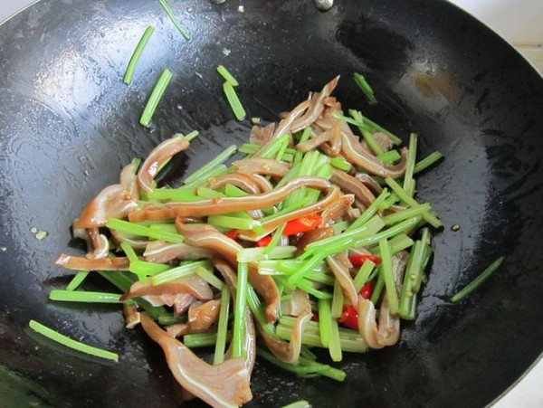 毛芹菜炒鹵豬耳朵的做法-家常味炒菜譜