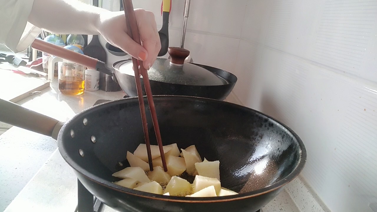 孜然土豆塊的做法-家常味炒菜譜-易網健康養生網 孜然土豆塊的做法-家常味炒菜譜