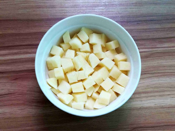 臘肉土豆燜飯的做法-家常味燜菜譜