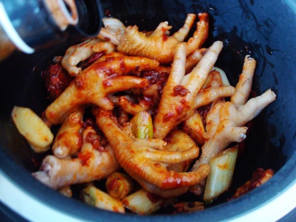 電飯煲燜雞爪的做法-麻辣味燜菜譜