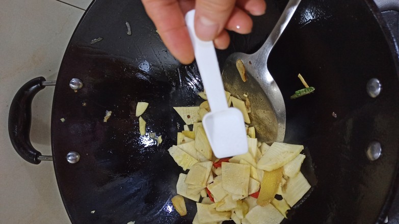 臘肉燜冬筍的做法-家常味燜菜譜