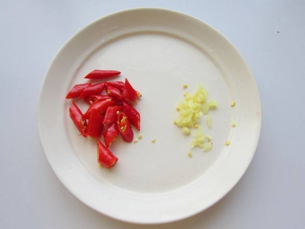 毛芹菜炒鹵豬耳朵的做法-家常味炒菜譜