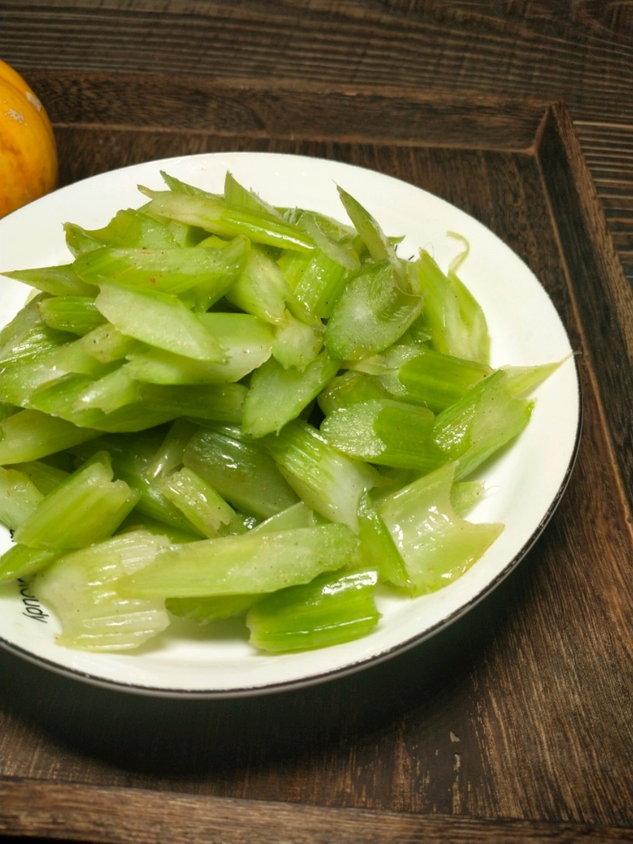 素炒西芹的做法-家常味炒菜譜