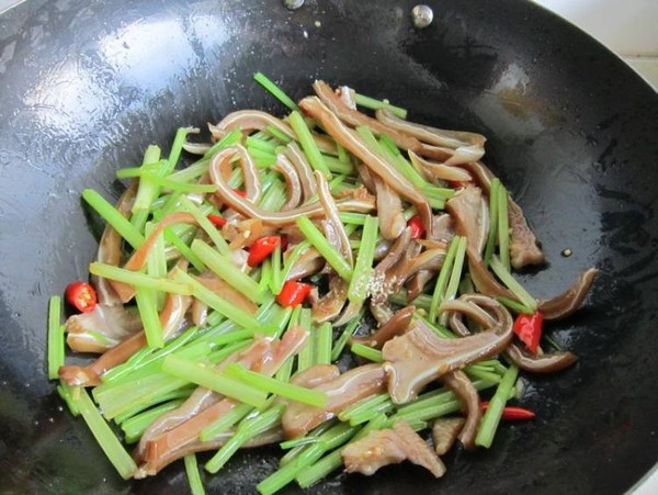 毛芹菜炒鹵豬耳朵的做法-家常味炒菜譜