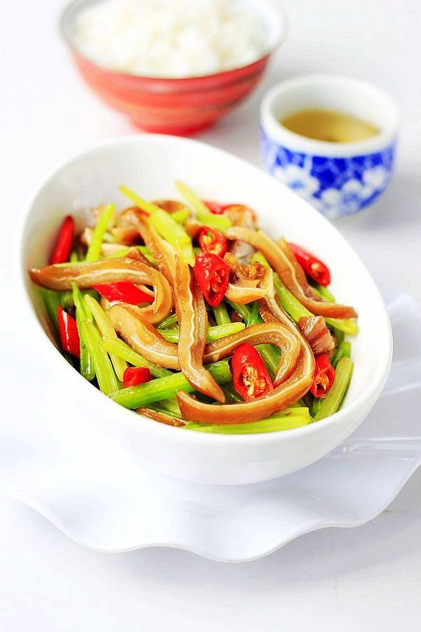 毛芹菜炒鹵豬耳朵的做法-家常味炒菜譜
