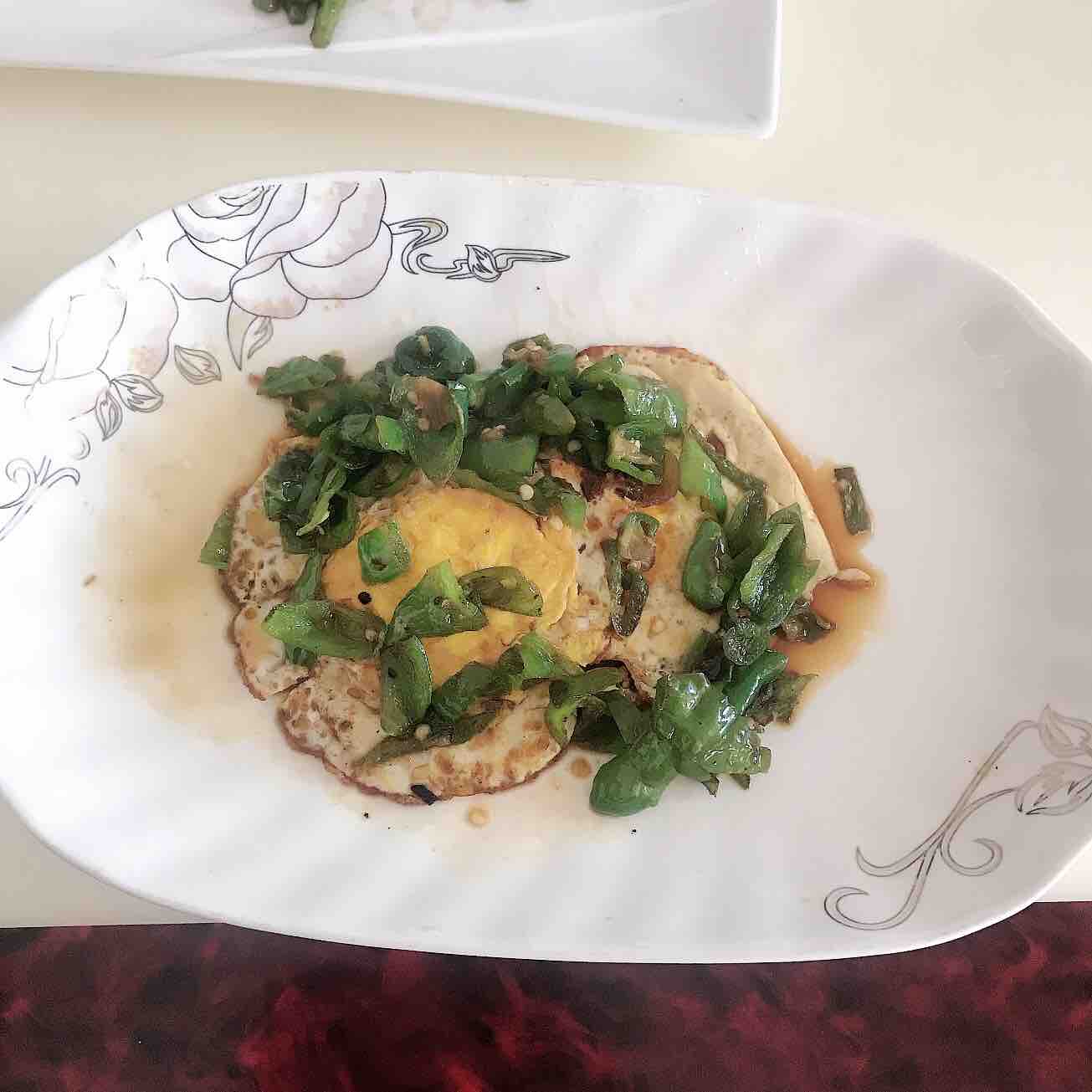 荷包蛋辣椒的做法-咸鮮味炒菜譜