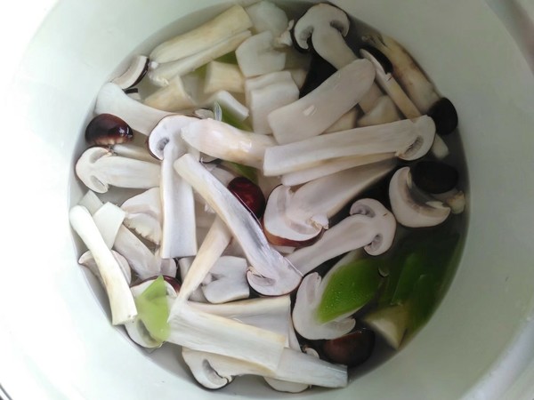 蓋頭蘑菇炒肉片的做法-咸鮮味炒菜譜