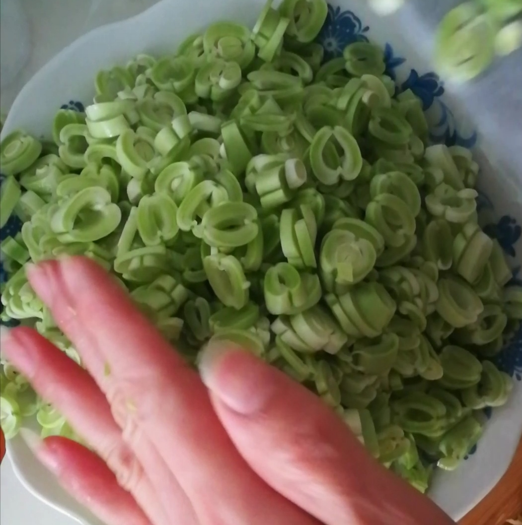 老干媽炒豆角的做法-香辣味炒菜譜-易網(wǎng)<a href=http://www.gyfww.com/ target=_blank class=infotextkey>健康養(yǎng)生</a>網(wǎng) 老干媽炒豆角的做法-香辣味炒菜譜