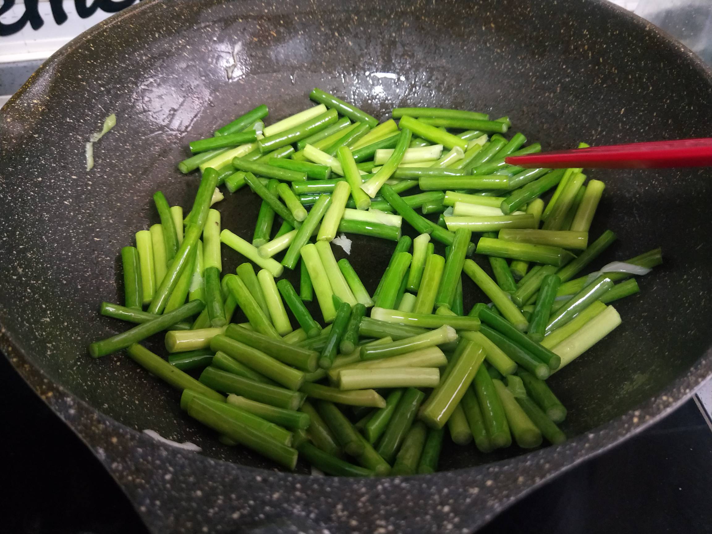 白肉炒蒜苔的做法-家常味炒菜譜