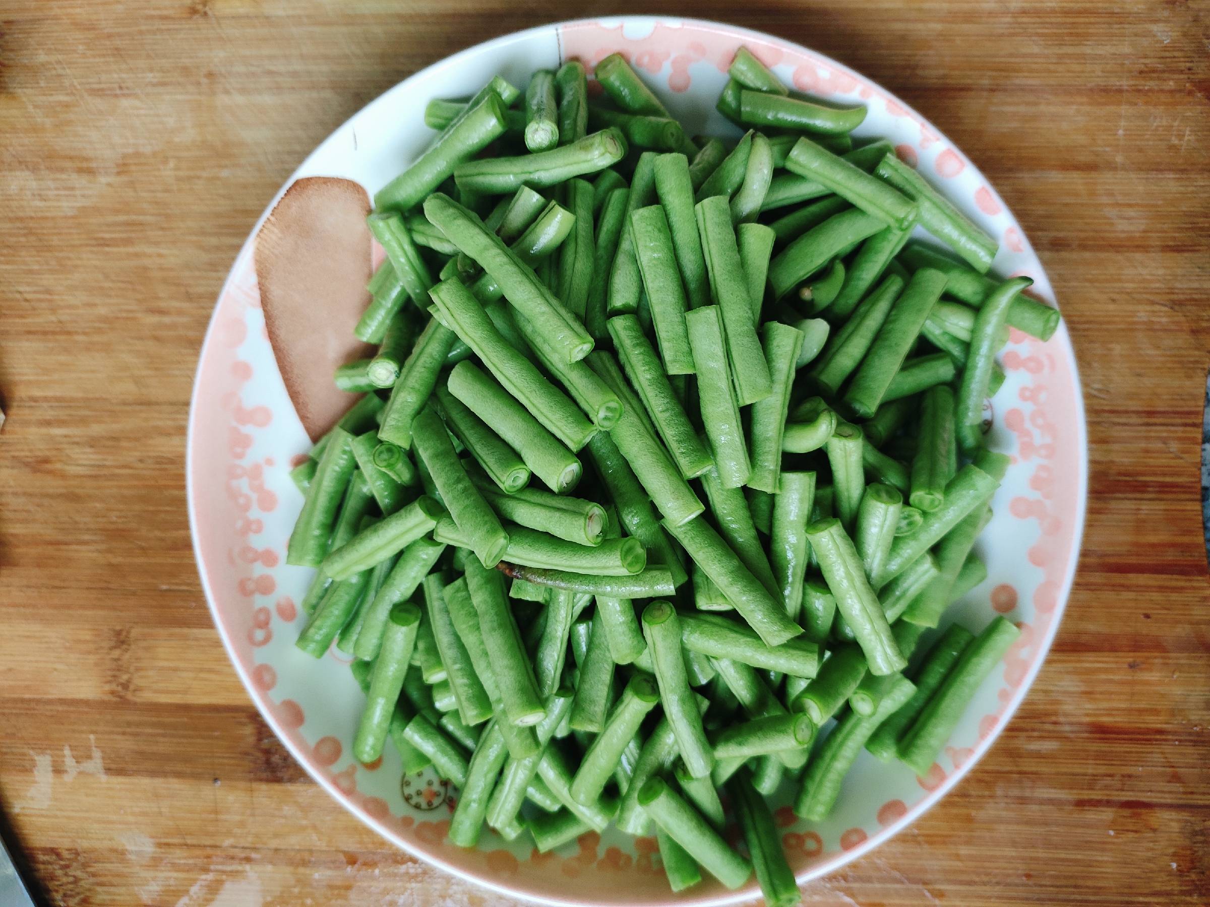 蒜香豇豆的做法-蒜香味燒菜譜-易網<a href=http://www.gyfww.com/ target=_blank class=infotextkey>健康養生</a>網 蒜香豇豆的做法-蒜香味燒菜譜