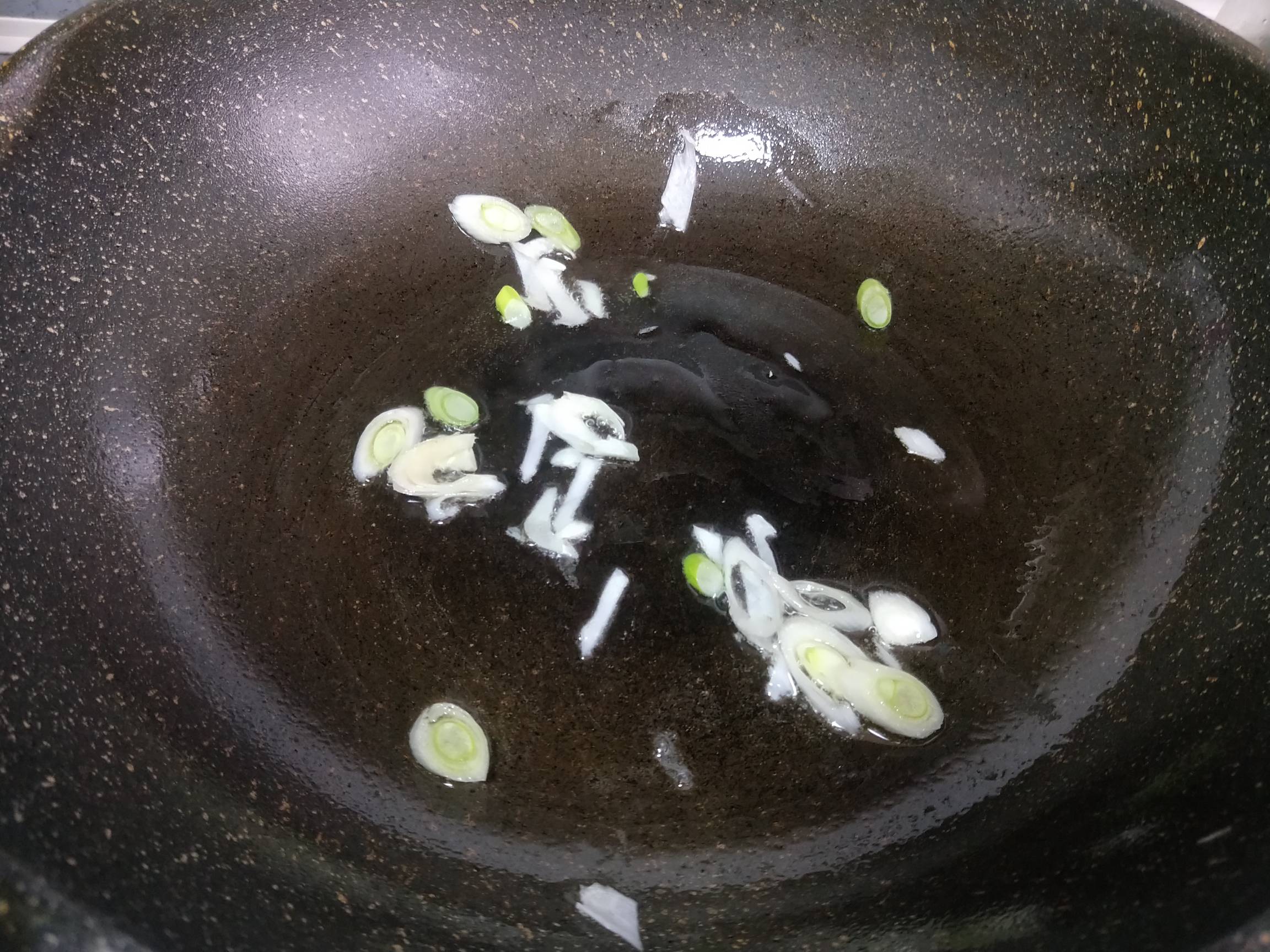 白肉炒蒜苔的做法-家常味炒菜譜