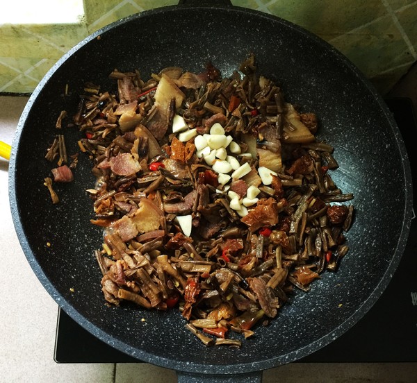 干豆角炒臘肉的做法-咸鮮味燉菜譜