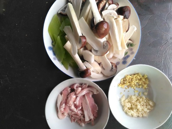 蓋頭蘑菇炒肉片的做法-咸鮮味炒菜譜