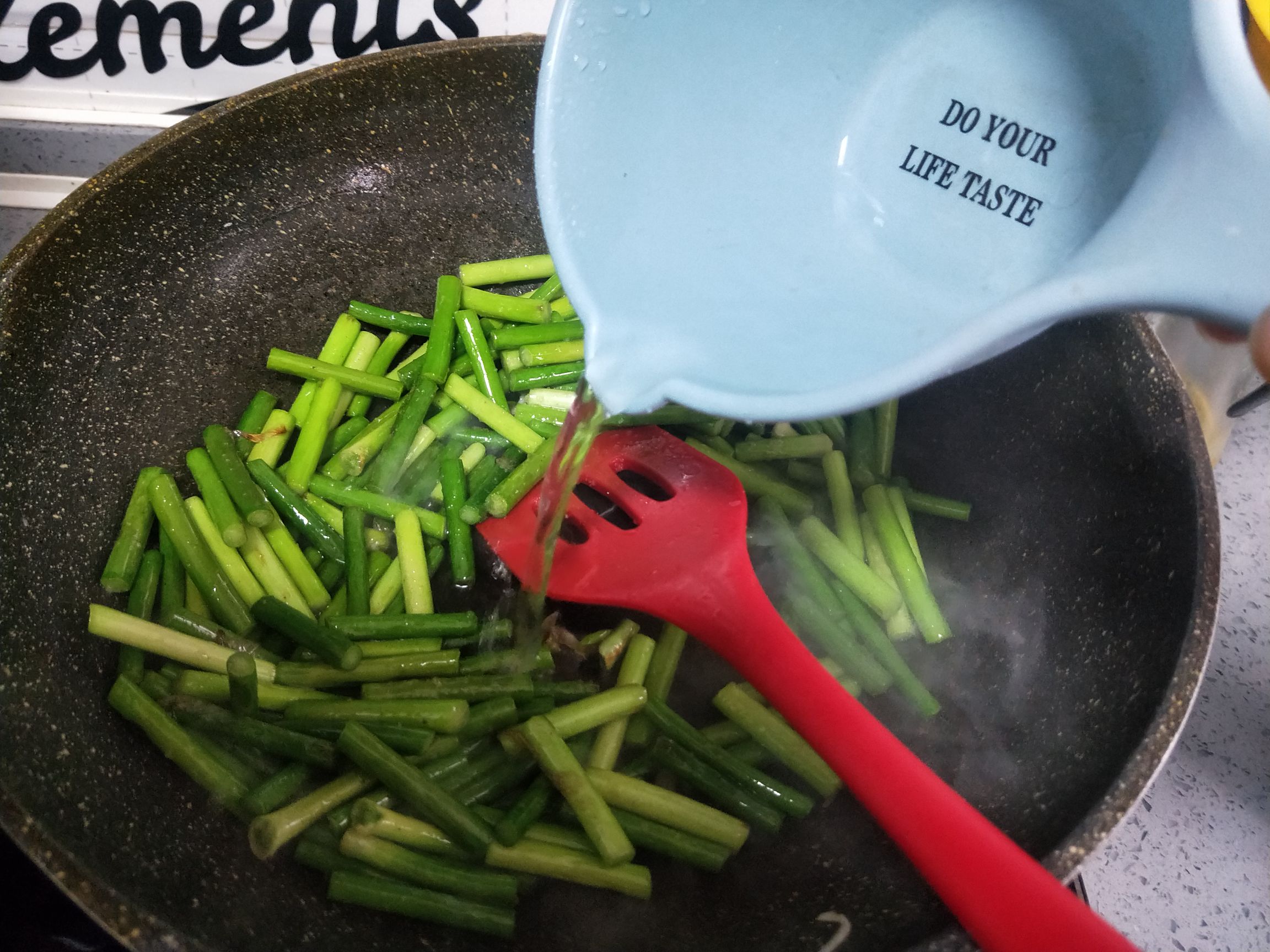 白肉炒蒜苔的做法-家常味炒菜譜