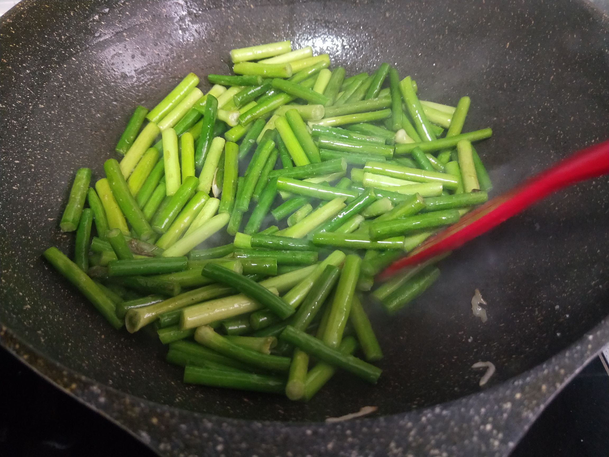 白肉炒蒜苔的做法-家常味炒菜譜