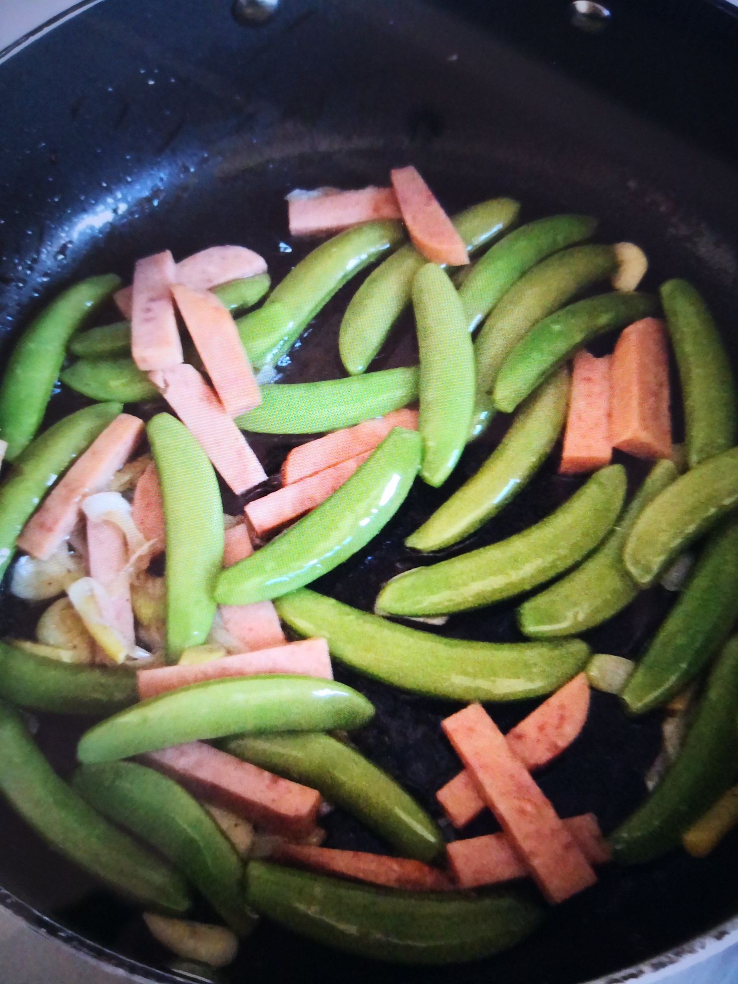 午餐肉炒甜蜜豆的做法-家常味炒菜譜