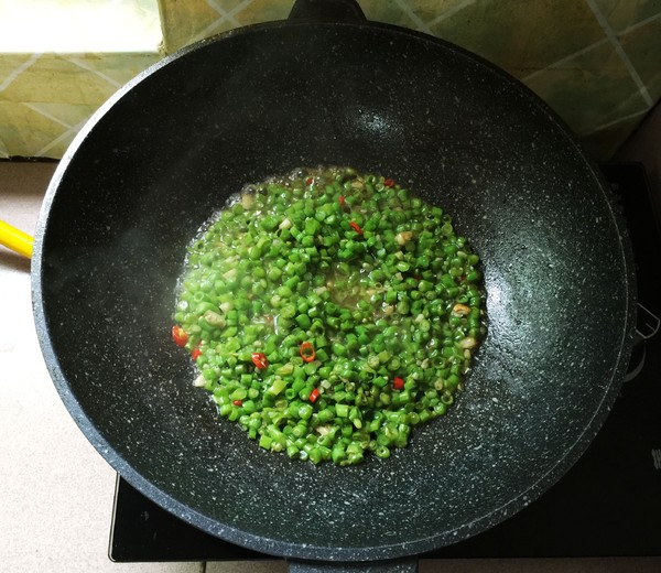 火腿肉炒豆角末的做法-家常味炒菜譜