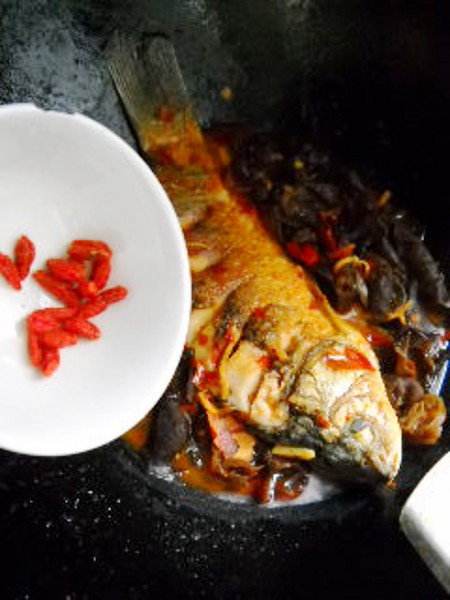 剁椒木耳燉鯽魚的做法-咸鮮味燒菜譜