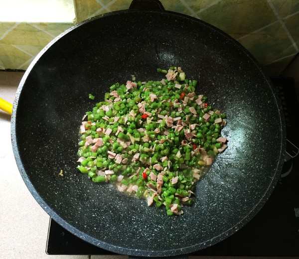 火腿肉炒豆角末的做法-家常味炒菜譜
