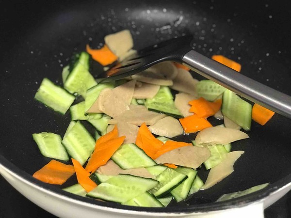 時(shí)蔬木須香腸的做法-家常味炒菜譜