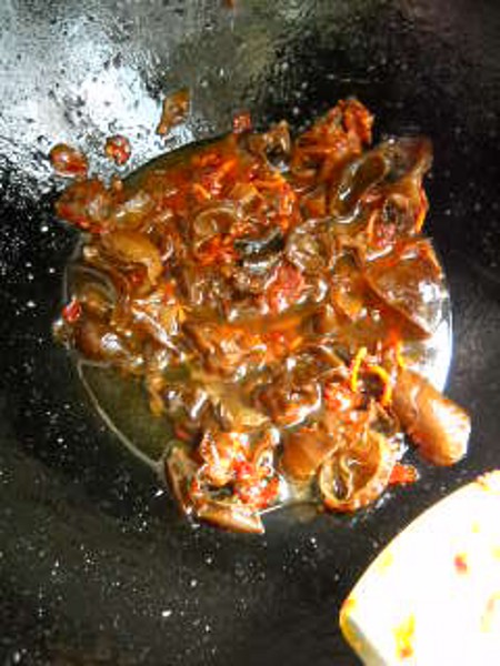 剁椒木耳燉鯽魚的做法-咸鮮味燒菜譜