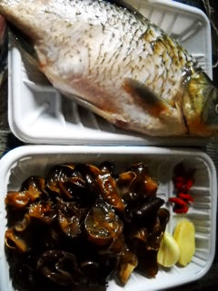 剁椒木耳燉鯽魚的做法-咸鮮味燒菜譜
