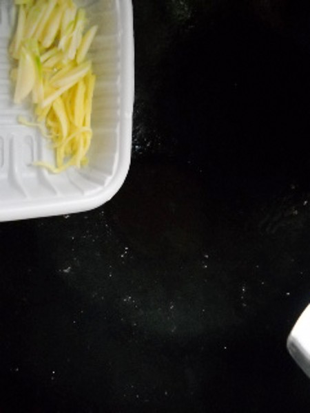 剁椒木耳燉鯽魚的做法-咸鮮味燒菜譜