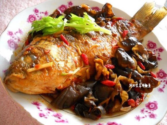 剁椒木耳燉鯽魚的做法-咸鮮味燒菜譜