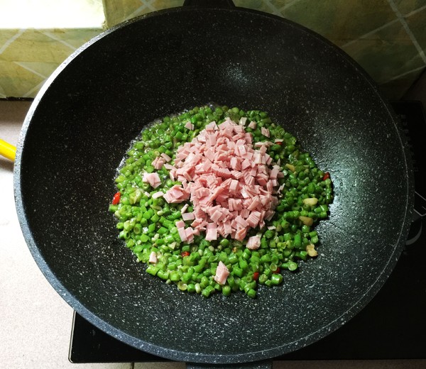 火腿肉炒豆角末的做法-家常味炒菜譜