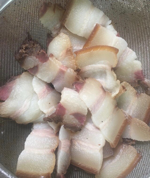 青豆炒臘肉的做法-家常味炒菜譜