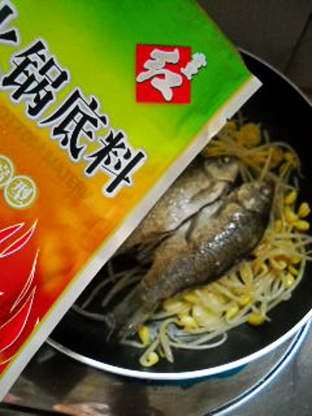 豆芽燒鯽魚的做法-咸鮮味燒菜譜